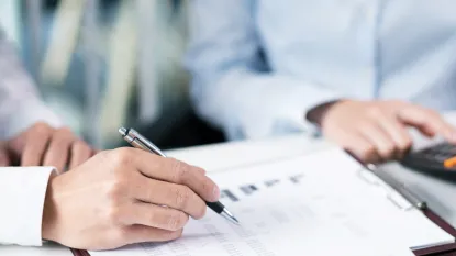 Foto di persone a mezzo busto che scrivono su dei fogli
