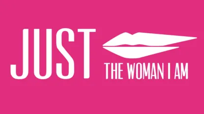 scritta " Just the woman I Am su sfondo fucsia