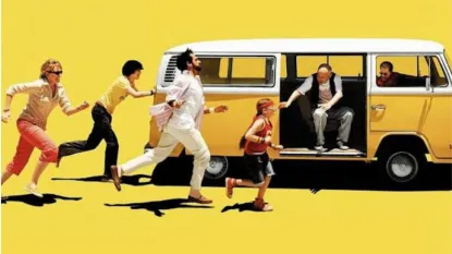 famiglia che corre verso un bus giallo