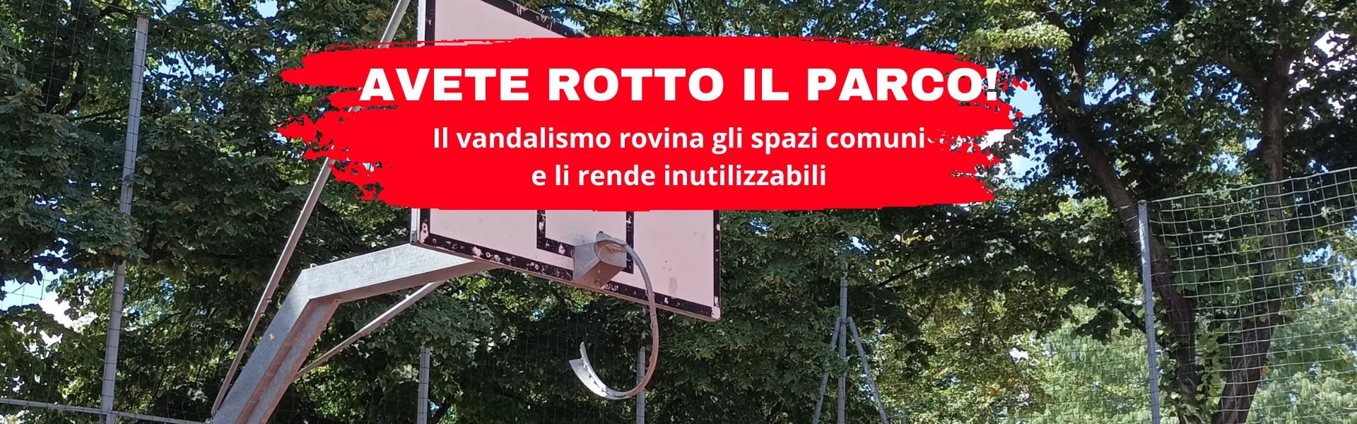 Canestro rotto con slogan rosso "Avete rotto il Parco"