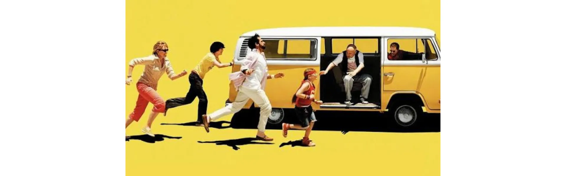 famiglia che corre verso un bus giallo