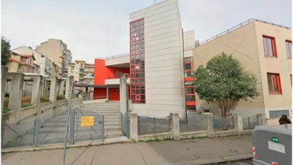 Edificio con le scale e la rampa di accesso