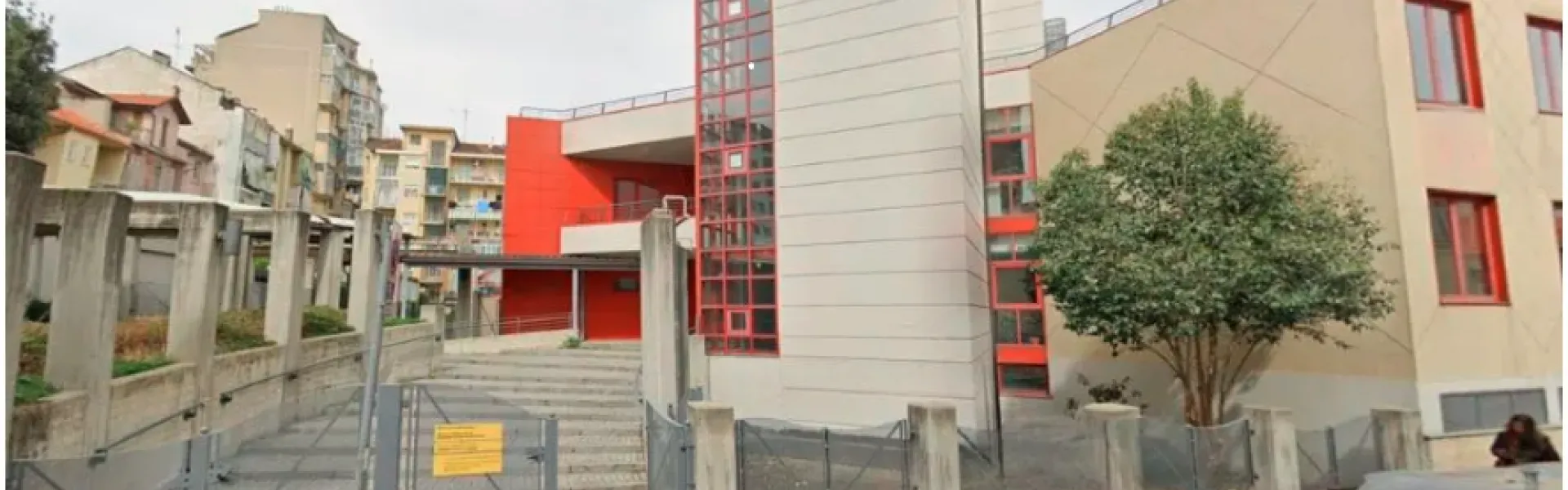 Edificio con le scale e la rampa di accesso